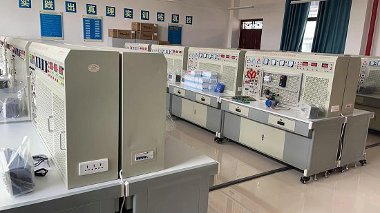 广西安全工程职业技术学院电工电子实训装置交付使用(图2) 广西安全工程职业技术学院电工电子实训装置交付使用(图2)