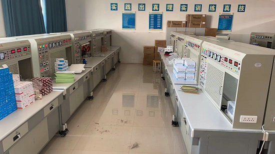 广西安全工程职业技术学院电工电子实训装置交付使用(图3) 广西安全工程职业技术学院电工电子实训装置交付使用(图3)