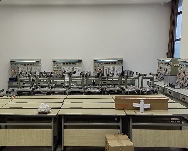 溧阳市巴中技术学院电工电子实训装置交付使用(图2) 溧阳市巴中技术学院电工电子实训装置交付使用(图2)
