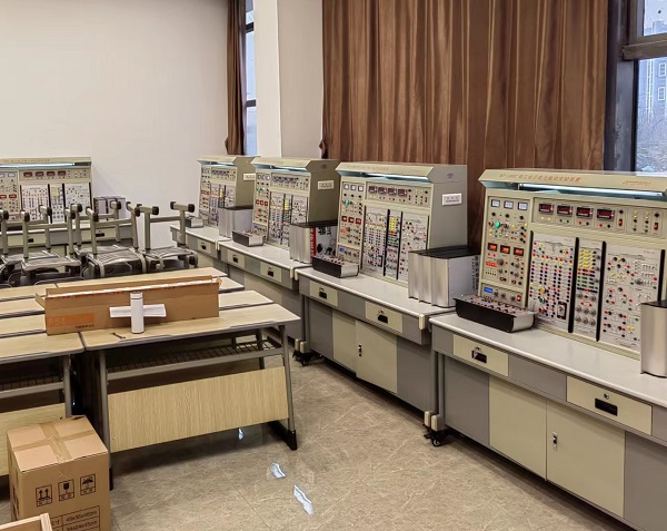 溧阳市巴中技术学院电工电子实训装置交付使用(图3) 溧阳市巴中技术学院电工电子实训装置交付使用(图3)