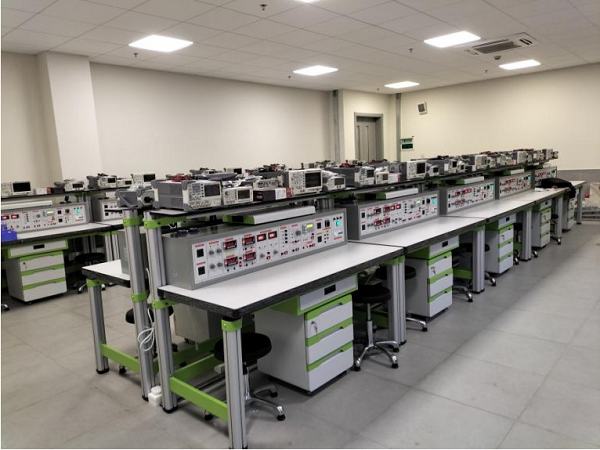 初中级电工技术综合应用创新实训考核装置(图1) 初中级电工技术综合应用创新实训考核装置(图1)