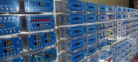 电工电子技术综合应用创新实训考核台(图3) 电工电子技术综合应用创新实训考核台(图3)