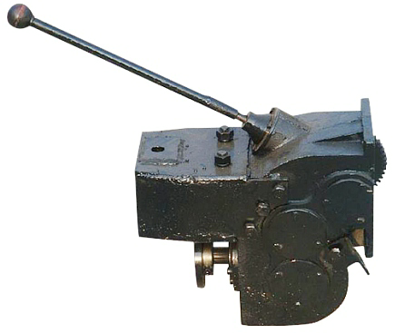 工农12型手扶拖拉机变速箱带拆装翻转实训台(图1) 工农12型手扶拖拉机变速箱带拆装翻转实训台(图1)