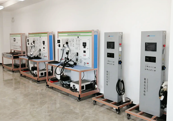 新能源汽车实训室设备交付使用(图2) 新能源汽车实训室设备交付使用(图2)