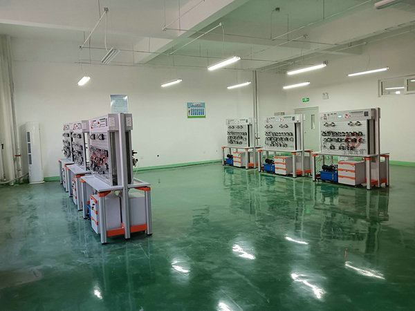 液压气动PLC控制综合实训装置(图1) 液压气动PLC控制综合实训装置(图1)