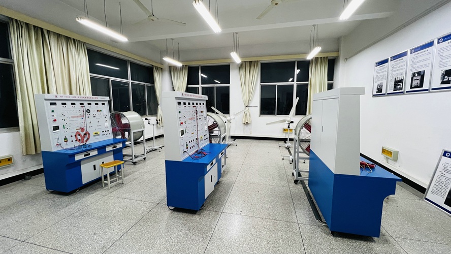 小型风力发电实训装置(图1)