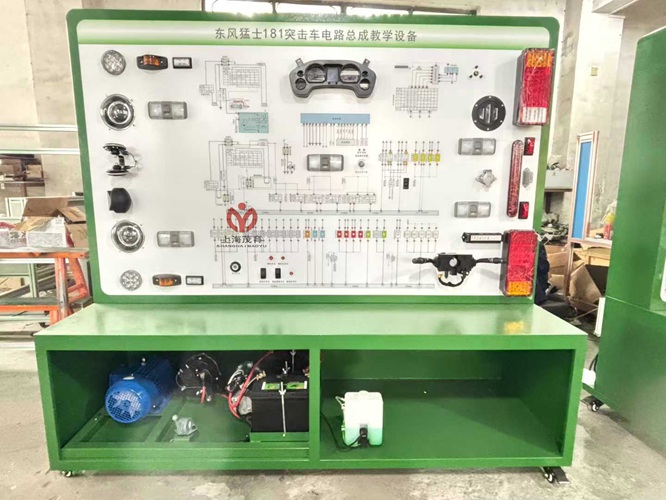 东风猛士181突击车全车电路实训台(图1) 东风猛士181突击车全车电路实训台(图1)