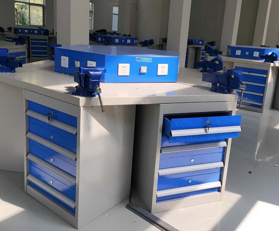 漯河市中专学校六工位钳工台项目(图1) 漯河市中专学校六工位钳工台项目(图1)